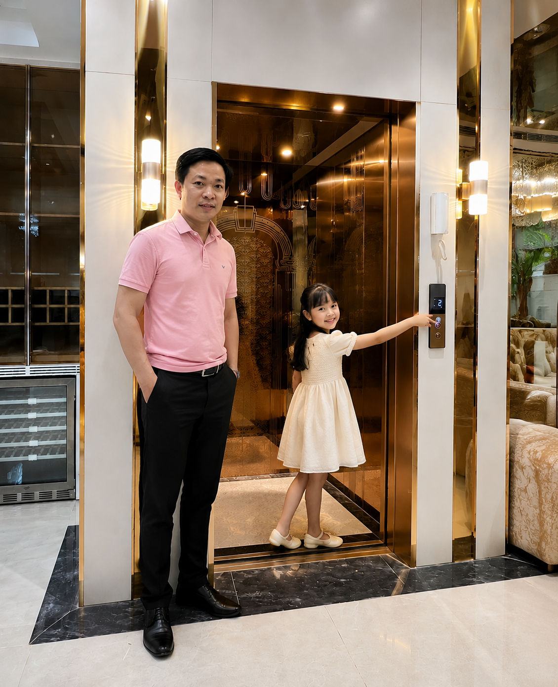 Bé gái bấm nút điều khiển thang máy gia đình cao cấp, đứng cạnh người đàn ông trong sảnh nhà sang trọng